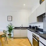 Arcadia House, Central Location With Parking, King Sized Beds And Wifi