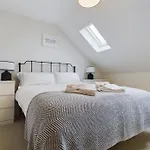 Arcadia House, Central Location With Parking, King Sized Beds And Wifi