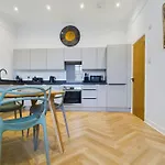 Arcadia House, Central Location With Parking, King Sized Beds And Wifi